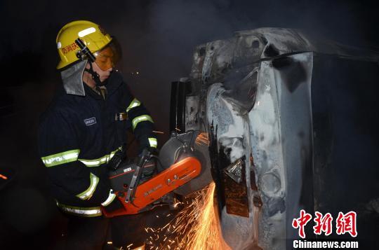 圖為消防人員破拆轎車，尋找4萬(wàn)元現(xiàn)金。嚴(yán)光濤 攝