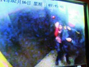 男子尾隨侯某進入電梯。