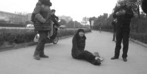鄭大姐坐在地上，警方趕到進(jìn)行施救。（視頻截圖由警方提供）