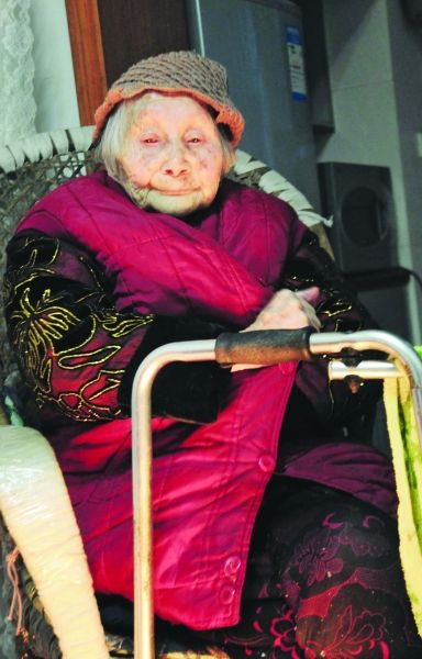 正在取暖的熊婆婆。見習(xí)記者 楊榮峰 攝
