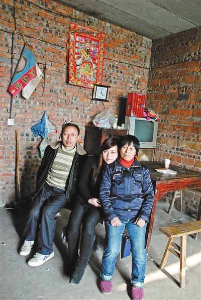 超生女謝先梅(中)、養(yǎng)父謝運才（左）、謝運才的嫂子唐富秀