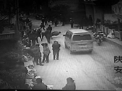 監(jiān)控錄像顯示，劉某側(cè)身行走時(shí)不慎跌倒，王某途經(jīng)此處時(shí)將其扶起（圖中畫圈處） 通訊員 何春地 攝
