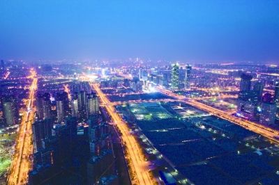 阮忠在青奧中心塔吊上拍攝的南京夜景。本版圖片由阮忠提供