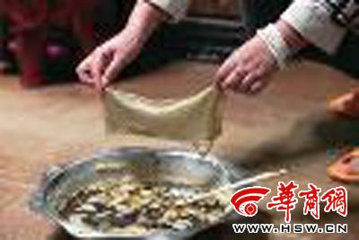 　　昨日，店方讓顧客觀看該火鍋制作時(shí)的監(jiān)控錄像本組圖片由本報(bào)記者黃利健攝