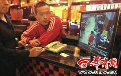 昨日，李女士展示從火鍋店抱回的火鍋，內(nèi)有濕巾