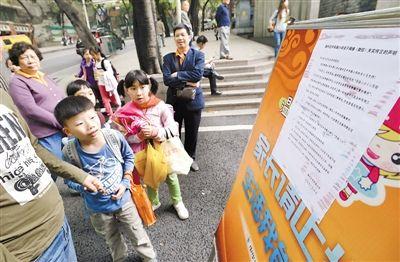 昨日，中華路小學(xué)貼出告示，提醒家長(zhǎng)不要相信傳言。
