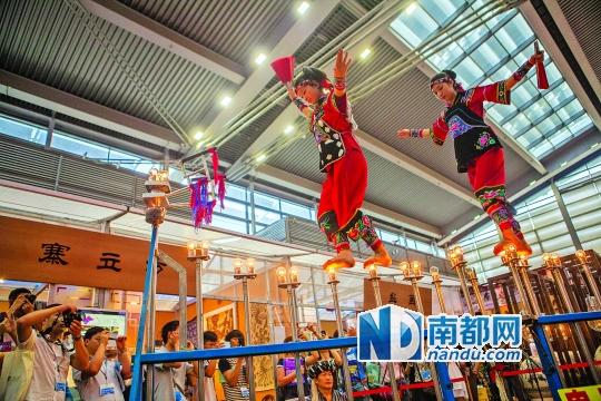 2號(hào)展館，苗族姑娘表演踩燈泡絕技《電光玫瑰》，赤腳踩上40瓦的燈泡并做出高難度動(dòng)作。 南都記者 霍健斌 攝