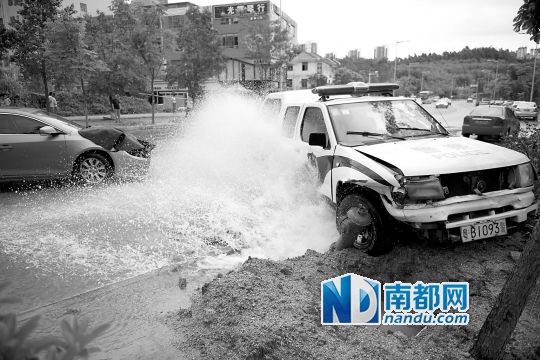 昨日，龍華金龍路，男子開走警車，后撞上消防栓停下，警車車頭受損。