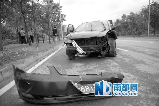 男子搶的比亞迪轎車車頭損毀嚴(yán)重。