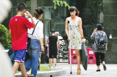 7月11日，阿依穿著高跟鞋在小區(qū)拿快遞。
