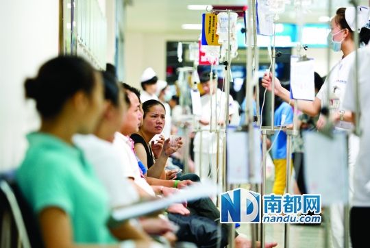 醫(yī)院走道坐滿(mǎn)了打吊針的員工。