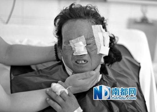 受狼群襲擊受傷較重的村民在接受救治。C FP圖片