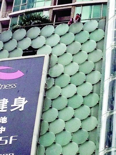 環(huán)亞廣場5樓露臺(tái)上，有一男子揚(yáng)言跳樓。