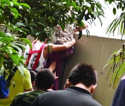 2小時(shí)后，該包工頭終于被抱下來了。
