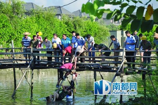 救援人員合力打撈起落水女孩，后經(jīng)醫(yī)護(hù)人員確認(rèn)已經(jīng)死亡。受訪者供圖