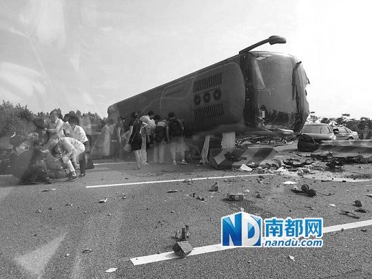 現(xiàn)場大客車側翻，玻璃碎落一地，車身卡在路邊水泥護欄上。 目擊者供圖