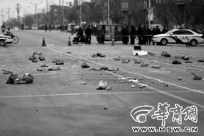 2014年1月6日，在蒲城縣迎賓路，警方在案發(fā)現(xiàn)場路面劃分了86個方格，提取現(xiàn)場遺留爆炸物品進行取證