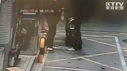 監(jiān)視器拍下男子騎車到加油站買由。圖自東森新聞
