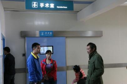 宇宇的父母和爺爺一直守候在手術(shù)室外。