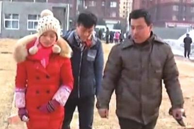 “失蹤”后又回家的越南新娘小吳(左)和家人到警方報案。視頻截圖