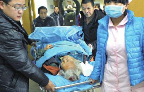 排隊領免費白菜，86歲老太摔倒顱內出血。