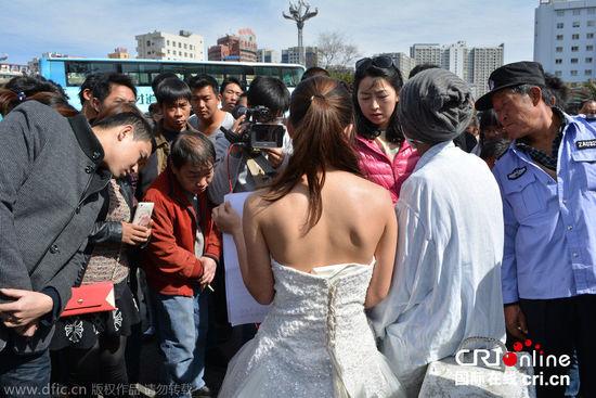 征婚引發(fā)民眾圍觀。