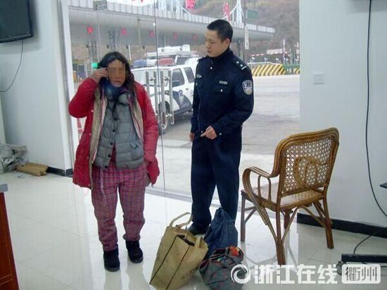 1月30日，衢州高速交警發(fā)現(xiàn)了徒步走在高速楓嶺關(guān)卡口的汪女士