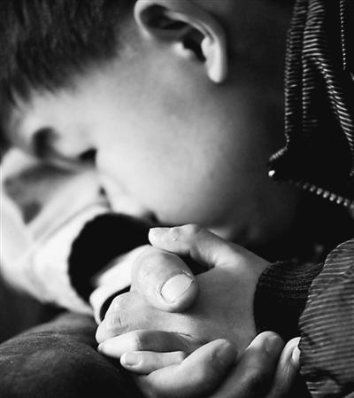 10歲小兒子緊緊握著哥哥的手。資料圖片