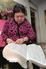 背單詞，是很多學生學習英語時最頭疼的事兒，而西安51歲大學英語老師李艷芝在兩年內(nèi)背完《英漢大詞典》22萬個英語詞匯，學生稱贊其為一本活的《英漢大詞典》；兒子自小患有自閉癥，生活不能自理，20年前又與丈夫離婚，面對生活的不幸，她秉承“你必須一直向前”的信念。