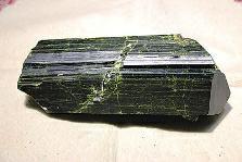 近日，商南縣奇石愛好者潘某在青山鎮(zhèn)鐵礦開采區(qū)發(fā)現(xiàn)一塊疑似綠簾石，有待相關(guān)專家和權(quán)威機(jī)構(gòu)認(rèn)定。