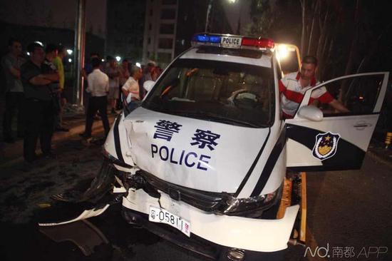 南都記者昨晚趕到現(xiàn)場時，交警及保險公司已經(jīng)在處理事故，現(xiàn)場有很多圍觀者。