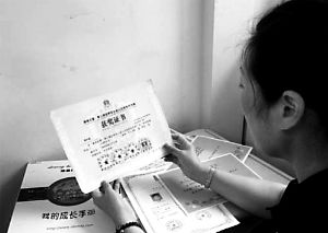 思念小寶的時(shí)候，李女士就一遍遍整理孩子留在家里的物品。