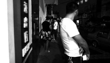通過聊天軟件陌陌，男子小黃認(rèn)識(shí)了女孩小李，兩三天后，兩人就住到了一起。但好景不長，兩人在一起僅過了十幾天，戀愛關(guān)系即破裂，小黃稱曾給小李花了一萬余元。日前，小黃以詐騙為由將小李帶到派出所。