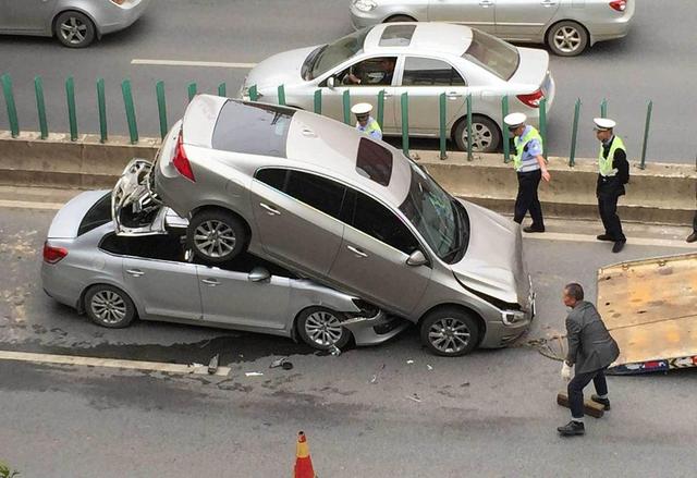 交警正在將兩車分開。