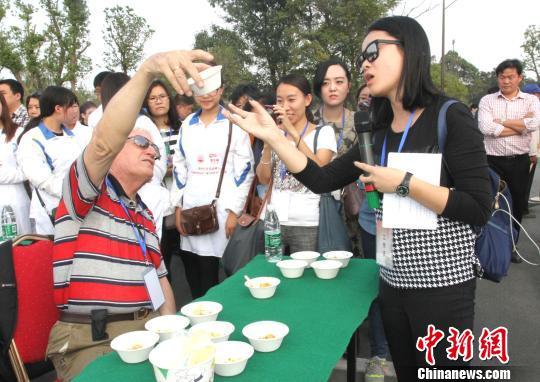 圖為外國(guó)友人品嘗揚(yáng)州炒飯?！〈藜衙鳌z