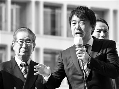 29日，日本著名極右翼分子石原慎太郎（左）和新生代右翼政客橋下徹在東京街頭演講拉票。