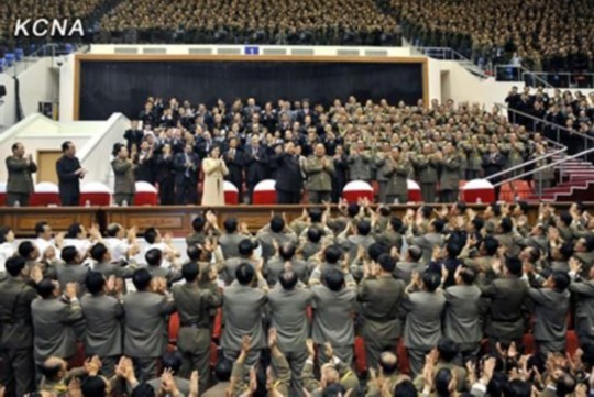 朝中社報(bào)道，朝鮮最高領(lǐng)導(dǎo)人金正恩10月29日攜夫人李雪主出席并觀看了紀(jì)念金日成軍事綜合大學(xué)建校60周年牡丹峰樂(lè)團(tuán)演出。圖片來(lái)源：朝中社