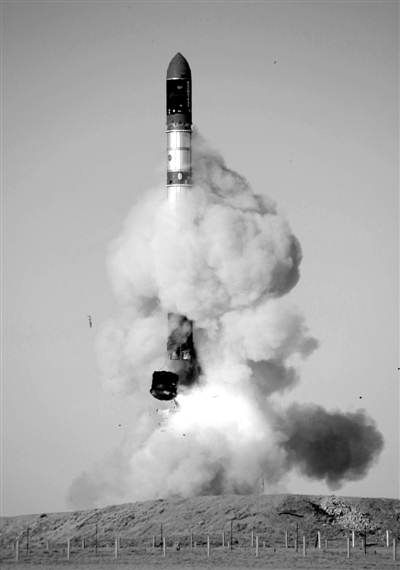 　2007年6月15日，俄羅斯在哈薩克斯坦的軍事場(chǎng)地試射一枚“RS-20”導(dǎo)彈。尚未有媒體公布新型固
