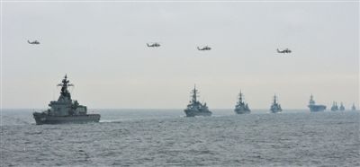 2012年10月14日，日本海上自衛(wèi)隊(duì)舉行閱艦式。2013年，日本自衛(wèi)隊(duì)時(shí)隔11年首增防衛(wèi)預(yù)算。資料圖片