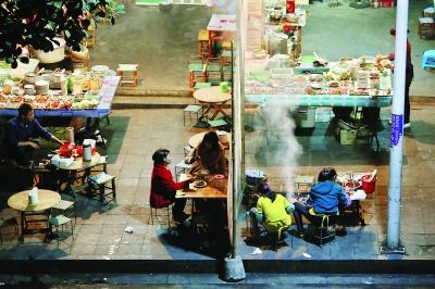 那邦鎮(zhèn)以往熱鬧的夜市，因為中緬邊境的戰(zhàn)亂，而變得冷冷清清 特派記者 賈代騰飛 攝