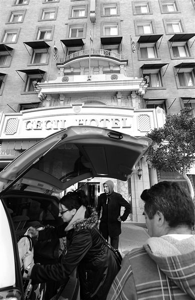 20日，美國洛杉磯，塞西爾酒店房客薩拜娜乘出租車離開酒店。由于擔心水質受到污染，目前已有27戶房客離開塞西爾酒店。