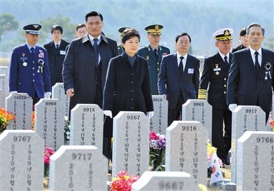 26日，韓國總統(tǒng)樸槿惠參加“天安”艦事件3周年紀念活動，悼念在事件中身亡的韓國士兵。