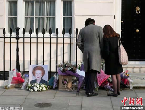 當(dāng)?shù)貢r(shí)間2013年4月8日，英國倫敦，民眾在英國前首相撒切爾夫人位于倫敦的住所前進(jìn)行悼念活動(dòng)。