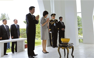 25日，緬甸仰光，安倍偕妻子參拜“二戰(zhàn)陣亡日軍墓”。圖/CFP