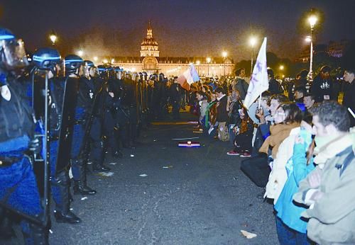 26日，法國(guó)反同性戀者與警察形成對(duì)峙之勢(shì)。