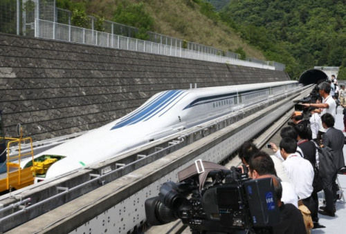日本最新型磁懸浮列車登場，時速為500公里。