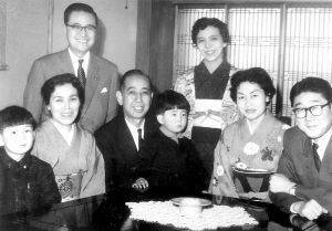 安倍家族推進(jìn)日本修憲半個(gè)多世紀(jì),圖中間為安倍坐在外公岸信介膝上,右一為安倍父親安倍晉太郎,右三為安倍母親安倍洋子。