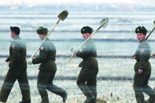 朝軍士兵前往田地支援地方建設(shè)。