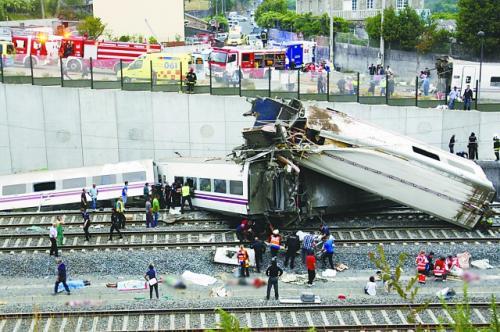 當(dāng)?shù)貢r(shí)間24日晚，西班牙一列火車在圣地亞哥-德孔波斯特拉附近脫軌，造成至少78人死亡、上百人受傷。
