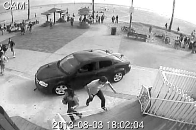 監(jiān)控錄像截屏圖：3日，美國洛杉磯市，一輛汽車沖進威尼斯海灘棧道上的人群。圖/東方IC